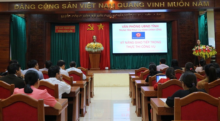 Tập huấn nghiệp vụ cho công chức, viên chức làm việc tại Trung tâm phục vụ hành chính công tỉnh Đắk Lắk